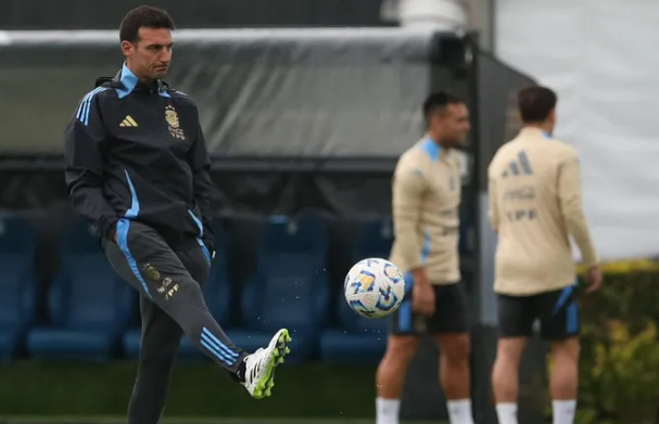Scaloni define un rompecabezas para enfrentar a Chile