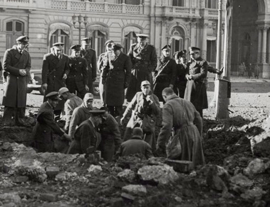 Una herida abierta: Escritores revisitan el bombardeo a Plaza de Mayo