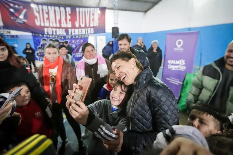 Mayra Mendoza entregó equipamiento deportivo a 20 clubes de barrio de Quilmes