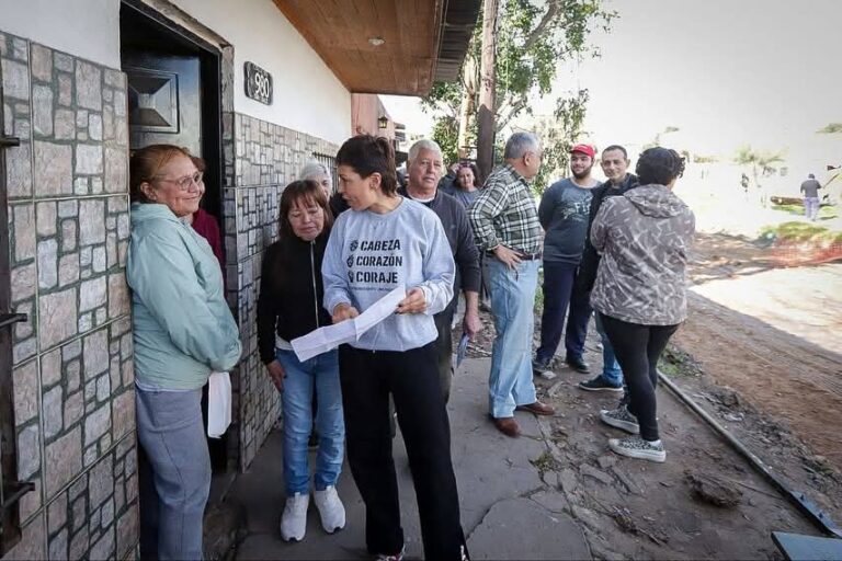 Mayra Mendoza recorrió junto a vecinos obras de pavimentos en Quilmes