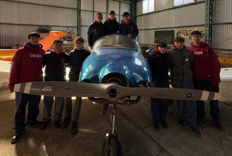 Estudiantes del IMPA avanzan en la construcción de un avión y buscan auspicios