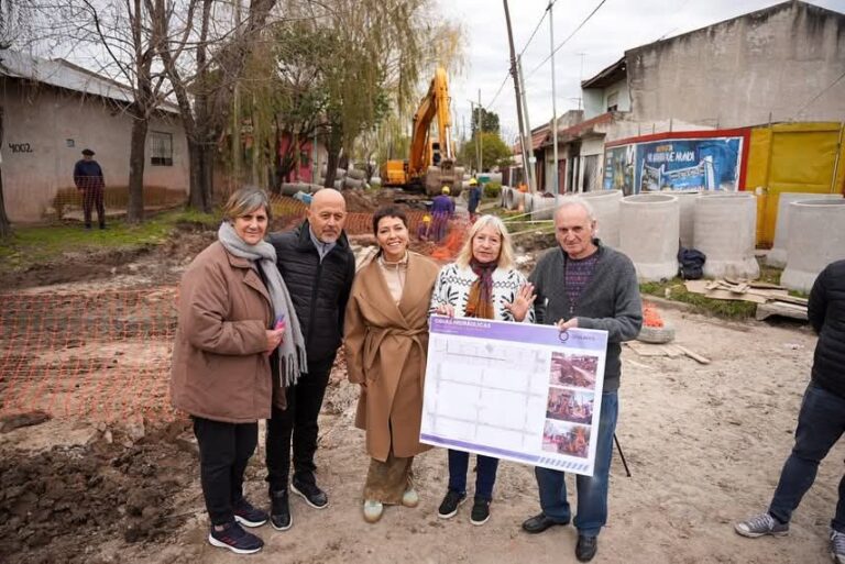 Mayra se reunió con vecinos y supervisó una importante obra de desagües pluviales en Quilmes