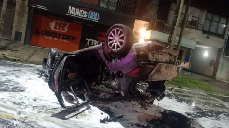 CHOQUE Y VUELCO EN QUILMES: UN AUTO SE INCENDIÓ Y QUEDÓ DESTRUIDO