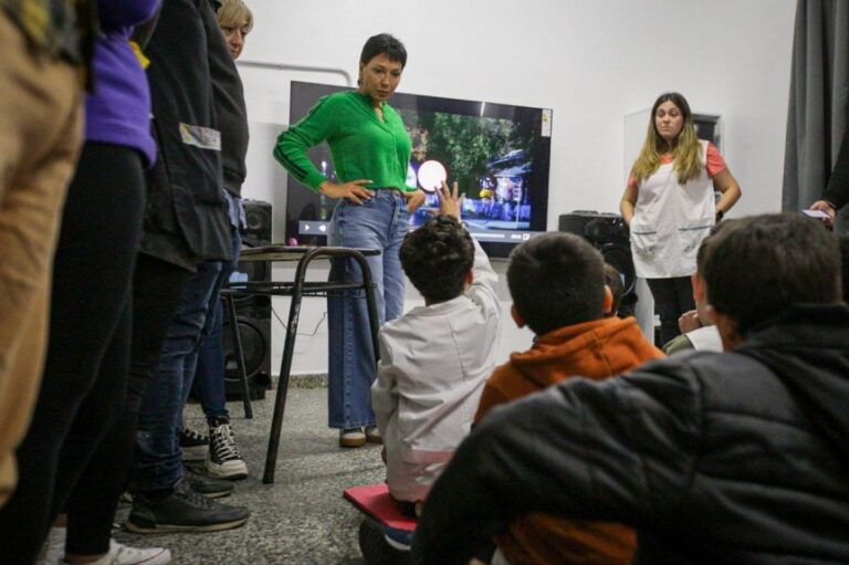 MAYRA MENDOZA RECORRIÓ LAS OBRAS EN LA EP Nº21 Y EES Nº12 DE BERNAL OESTE