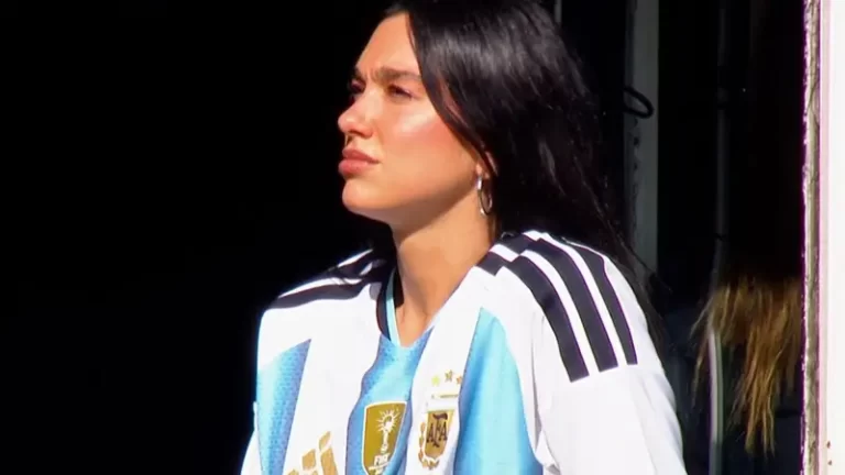RIQUELME INVITÓ A DUA LIPA A LA BOMBONERA PARA VIVIR EL BOCA-RIVER